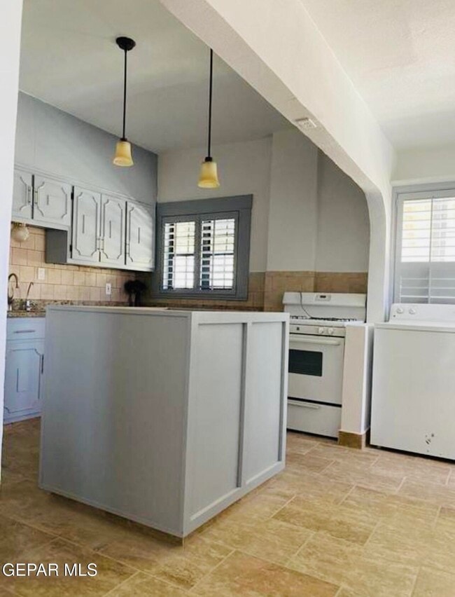 Building Photo - 4001 Trowbridge Dr