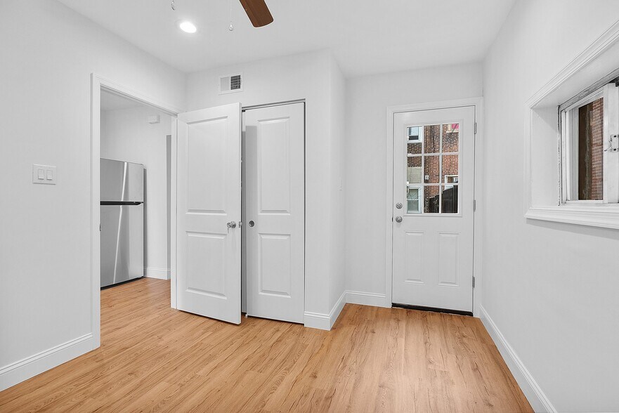 Building Photo - 3876 Lancaster Ave
