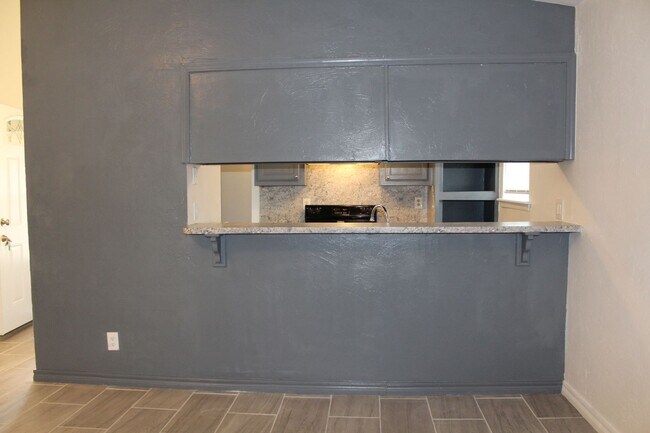 Building Photo - 2 bed & office on the South Side!