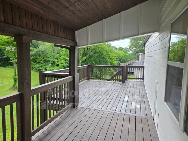 Building Photo - 545 Lakeview Dr