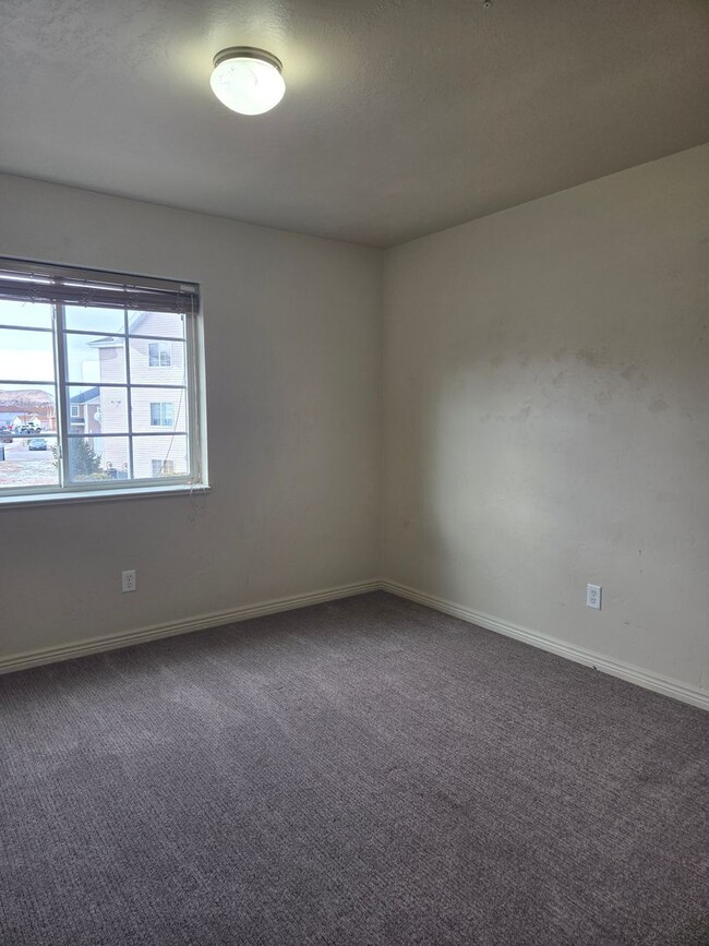 Building Photo - Pet Friendly 3 bedroom 2 Bath Condo