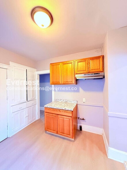 Building Photo - 2302 Hazelwood St