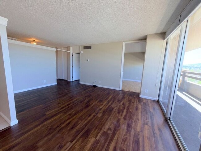 Building Photo - Reno Highrise Condo - Mountain & City Views
