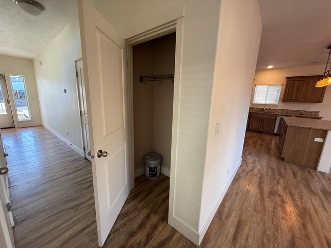 Building Photo - 4 Bed/2.5 Bath Single Family Home in SE Bend