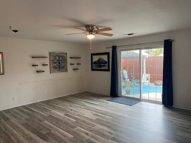 Building Photo - Beautiful Home w/ Pool