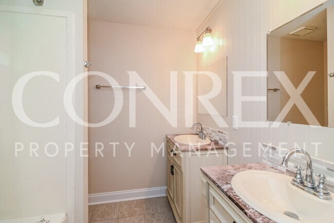 Building Photo - Two Story Contemporary 3 Bedroom in Huntsv...