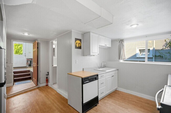 Building Photo - Steps from Green Lake ,6 bed 3 bath home with 2 kitchens and 2 laundry rooms.