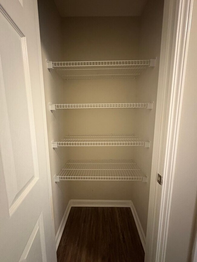 Building Photo - Hampton Place!