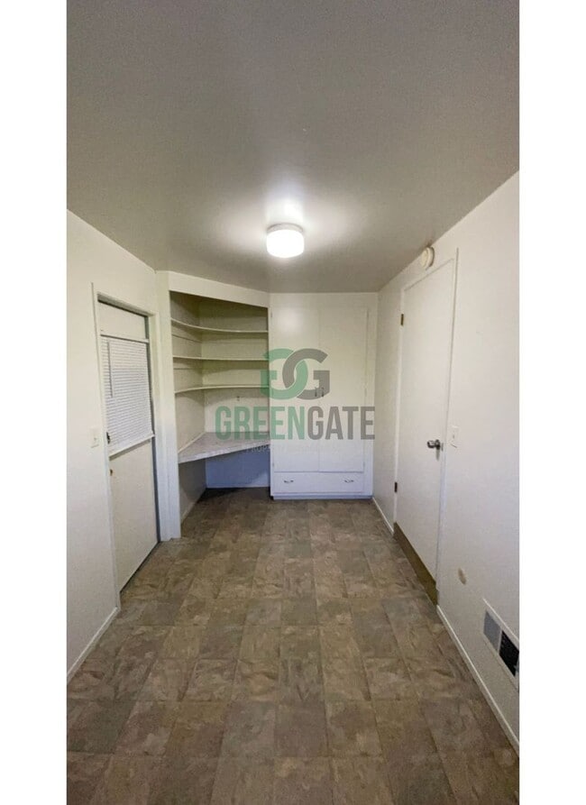 Building Photo - 925 Charleston Ave