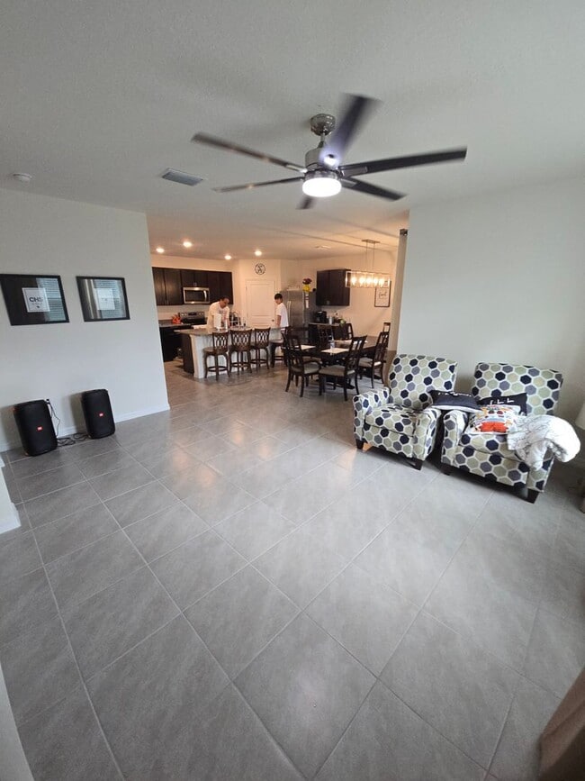 Building Photo - New 4/2 Home In Great Community