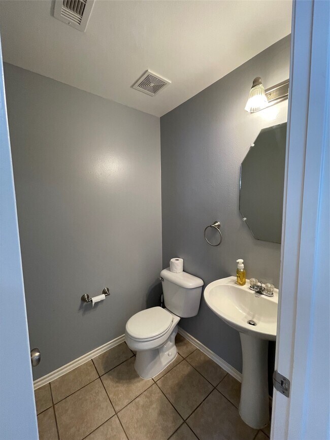 Building Photo - 2117 Kemah Village Dr