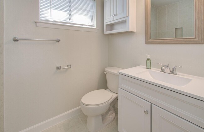 Building Photo - 15611 La Casa Ln