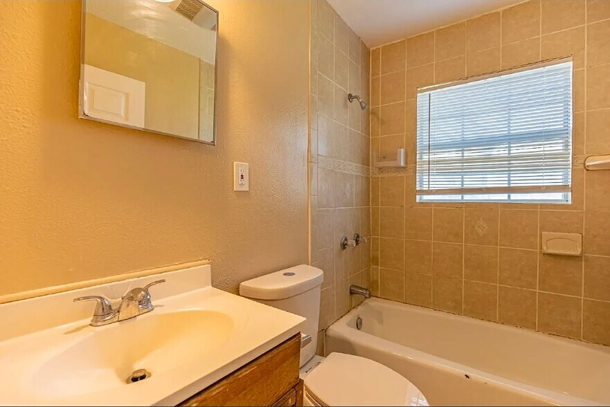 Building Photo - 215 Legion Dr W