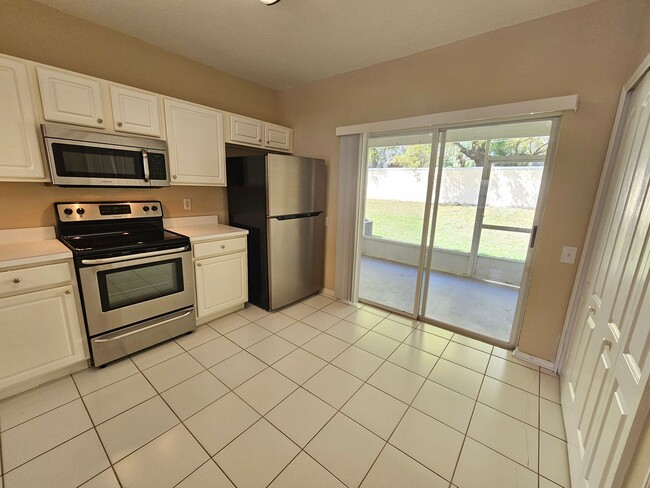 Building Photo - Brandon townhome with 2 bedrooms, 2 baths ...