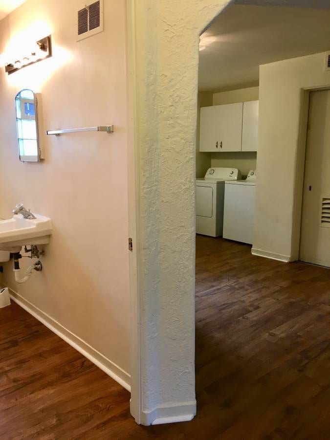 Building Photo - 1718 Loftsgordon Ave