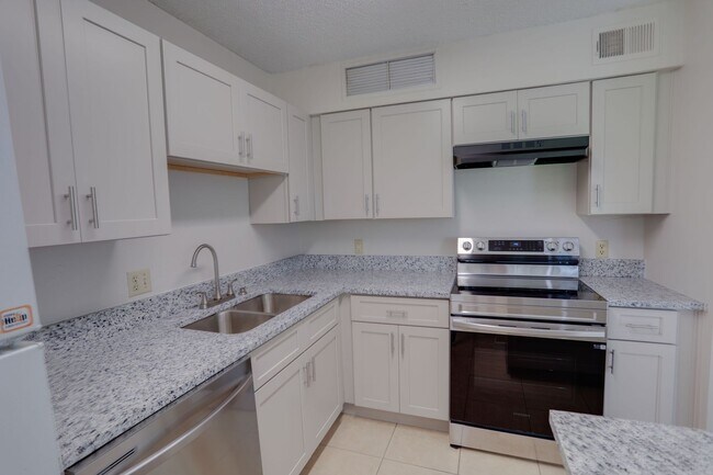 Building Photo - 385 Woodside Dr