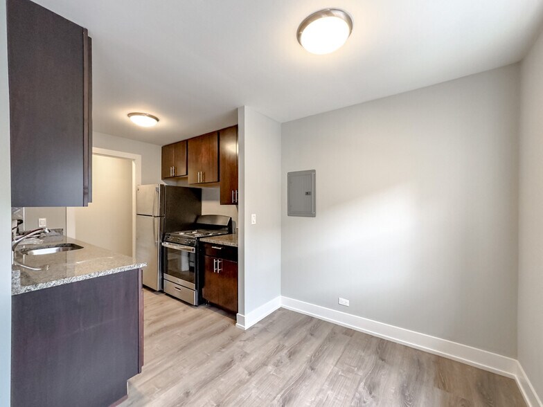 Building Photo - 535 W Surf St