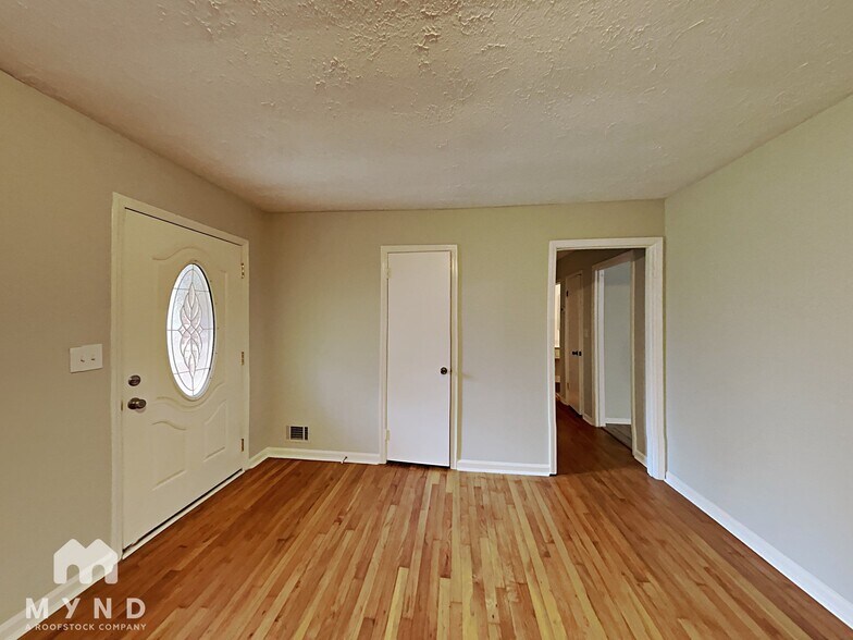 Building Photo - 152 Robin Hood Dr