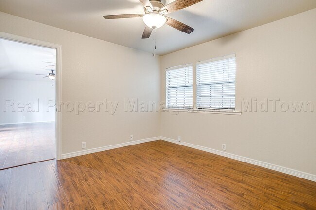 Building Photo - 1813 Thomas Pl