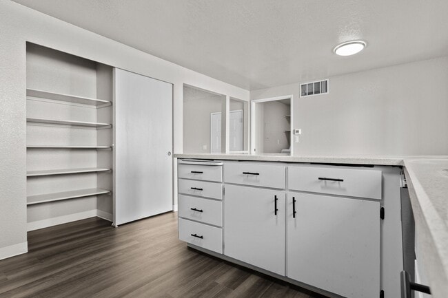 Building Photo - 1100 sq foot 2 bedroom 1.5 bathroom with full size washer/dryer available now!