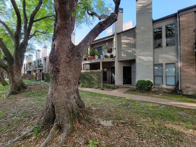 Building Photo - BEAUTIFUL UPDATED 2 BEDROOM 2 BATH CONDO. ...