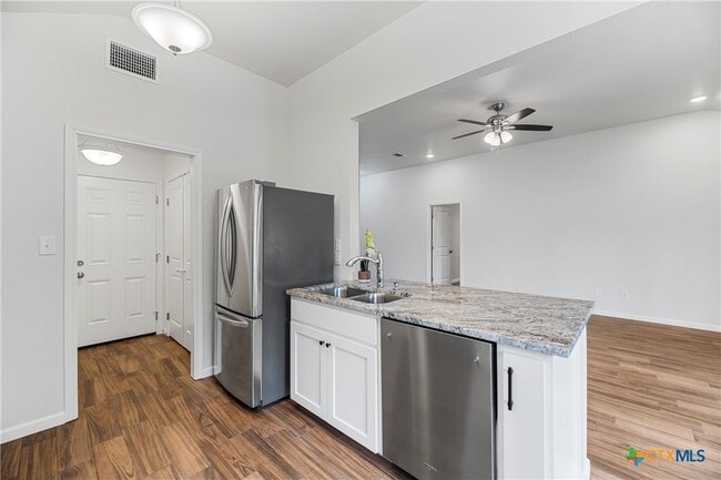 Building Photo - 230 Plum St