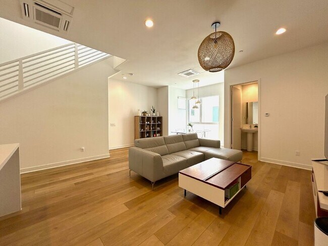 Building Photo - 10917 1/2 Otsego St