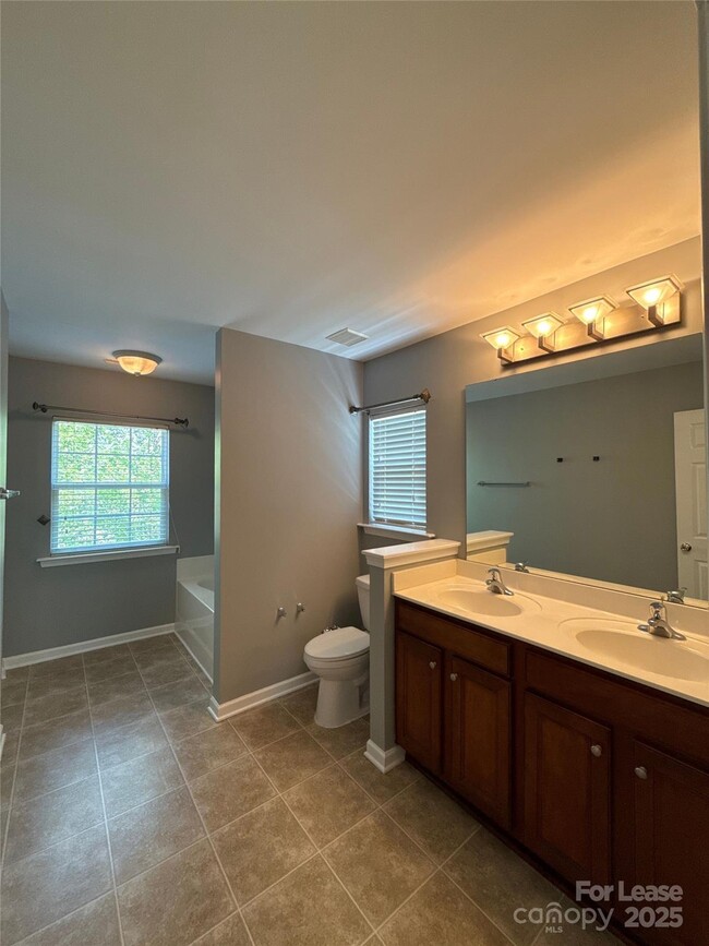 Building Photo - 4819 Abercromby St