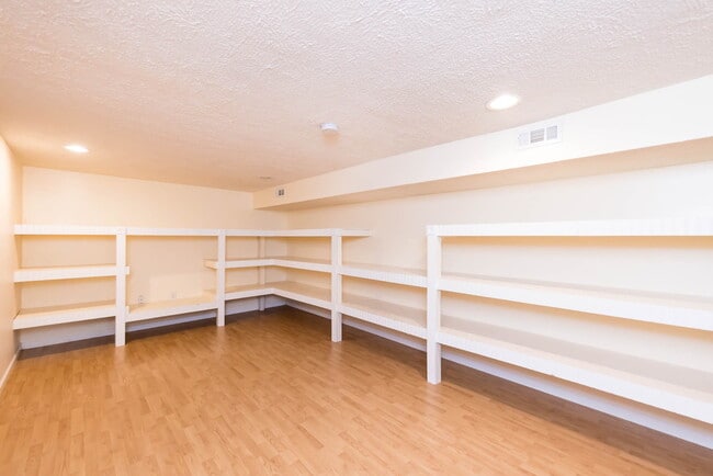 Building Photo - 8047 Simfield Rd