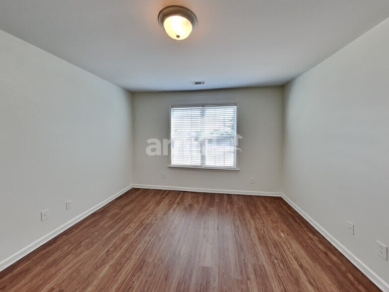 Building Photo - 106 E Cavendish Dr