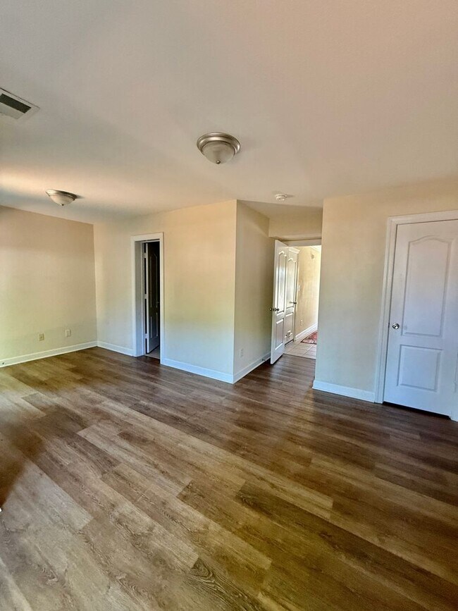 Building Photo - 3BD/3.5 Condo with Garage & Backyard in Shadowlawn! Blocks to the Beach! AVAILABLE NOW!