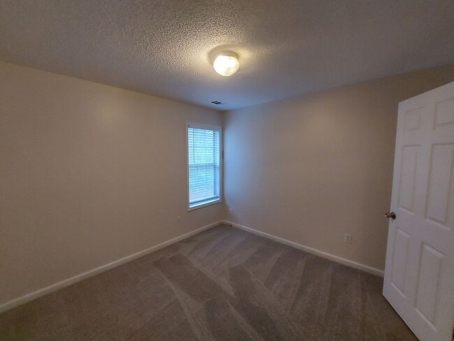 Building Photo - Spacious Home in Quiet Neighborhood
