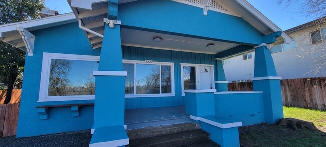 Building Photo - Enjoy The River Breeze On The Front Porch