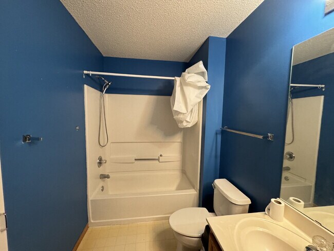 Building Photo - High Ceilings Townhouse Retreat: Spacious 2-Bed, 2-Bath Gem in Woodbury!