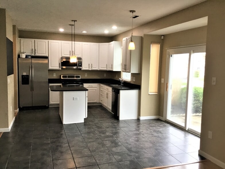 Building Photo - 447 Hartford Ct