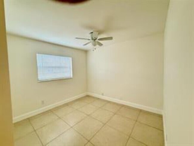 Building Photo - 601 NE 29th Dr