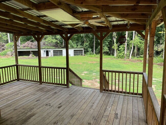 Building Photo - NEWLY RENOVATED 2 BED, 2 BATH HOME WITH GA...