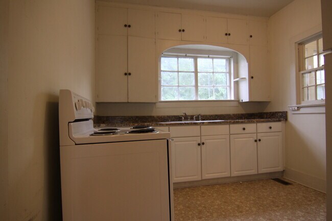 Building Photo - 2 Bedroom Home For Rent 1 Block From APSU!