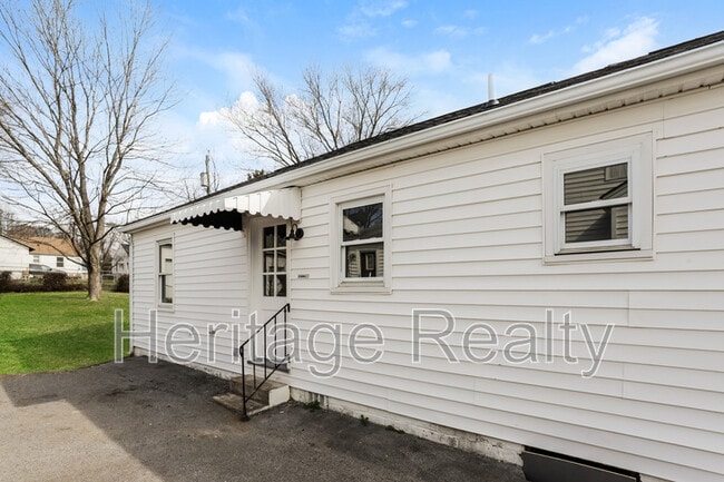 Building Photo - 921 Shamrock Ave