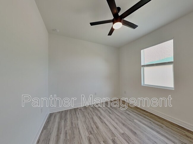 Building Photo - 1422 NE 33rd Ln
