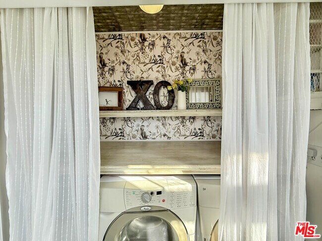 Building Photo - 370 Main St