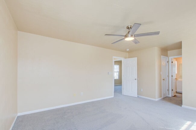 Building Photo - 3 Bed, 2.5 Bath Home Conveniently Located ...