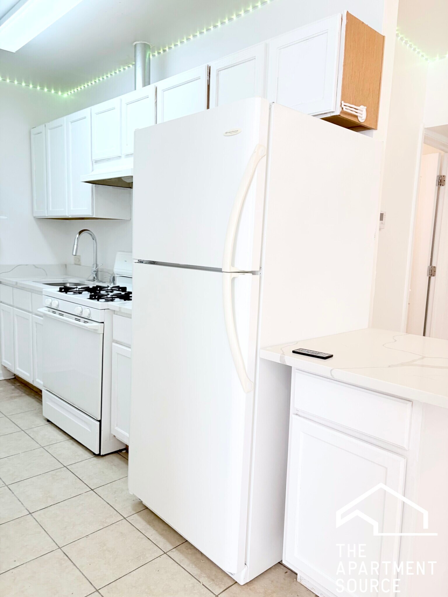 Building Photo - 1900 S Throop St