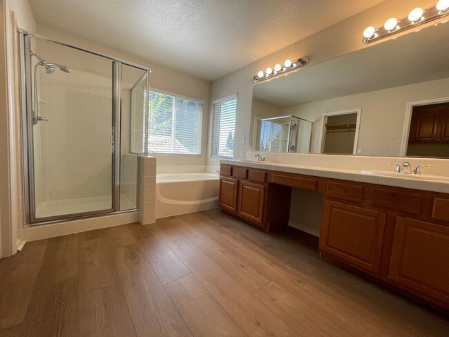 Building Photo - Kitchen Island, Covered Patio w/ Outdoor B...