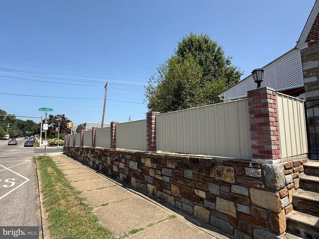 Building Photo - 1600 Fox Chase Rd
