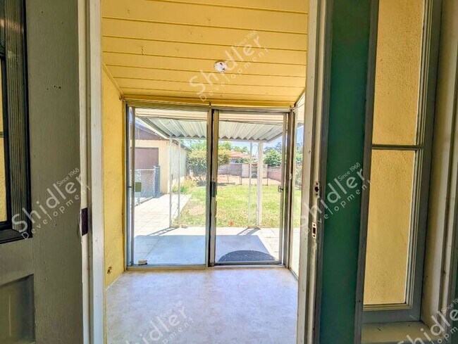Building Photo - 2 Bedroom 1 Bath and 2 Massive Yard in North San Bernardino