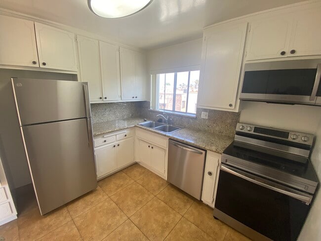 Building Photo - 1025 S Holt Ave