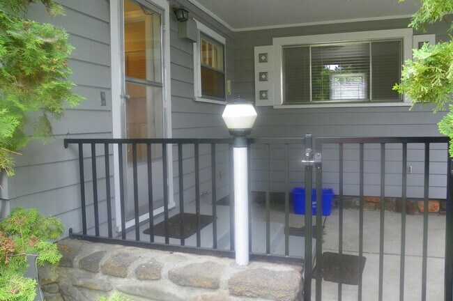 Building Photo - PETS CONSIDERED! Located in Bend's HISTORIC District, Walk to Drake Park! A/C, All Appliances, Ha...