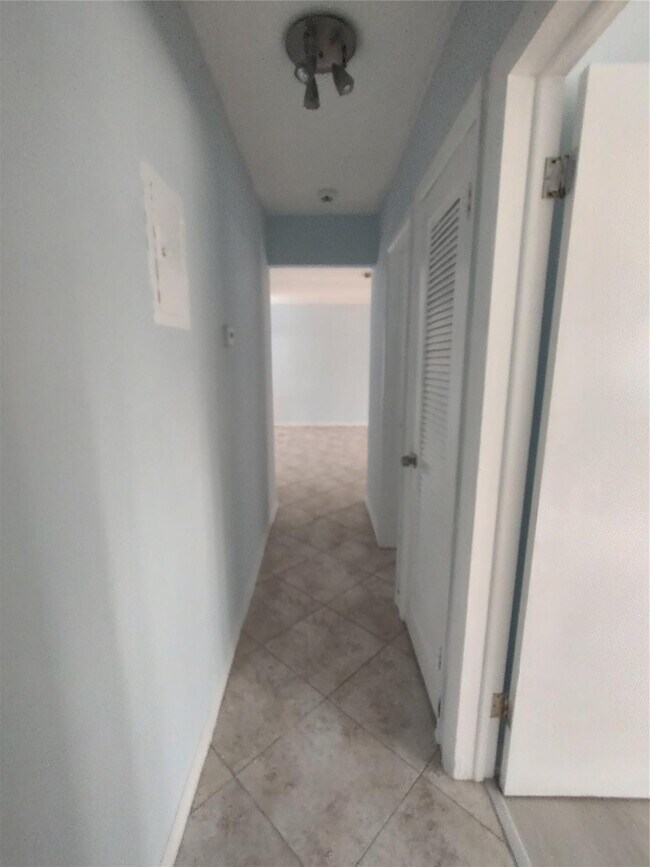 Building Photo - 3030 NE 5th Terrace