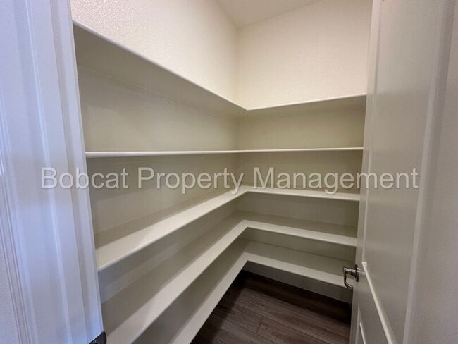 Building Photo - 925 Nelle Dr
